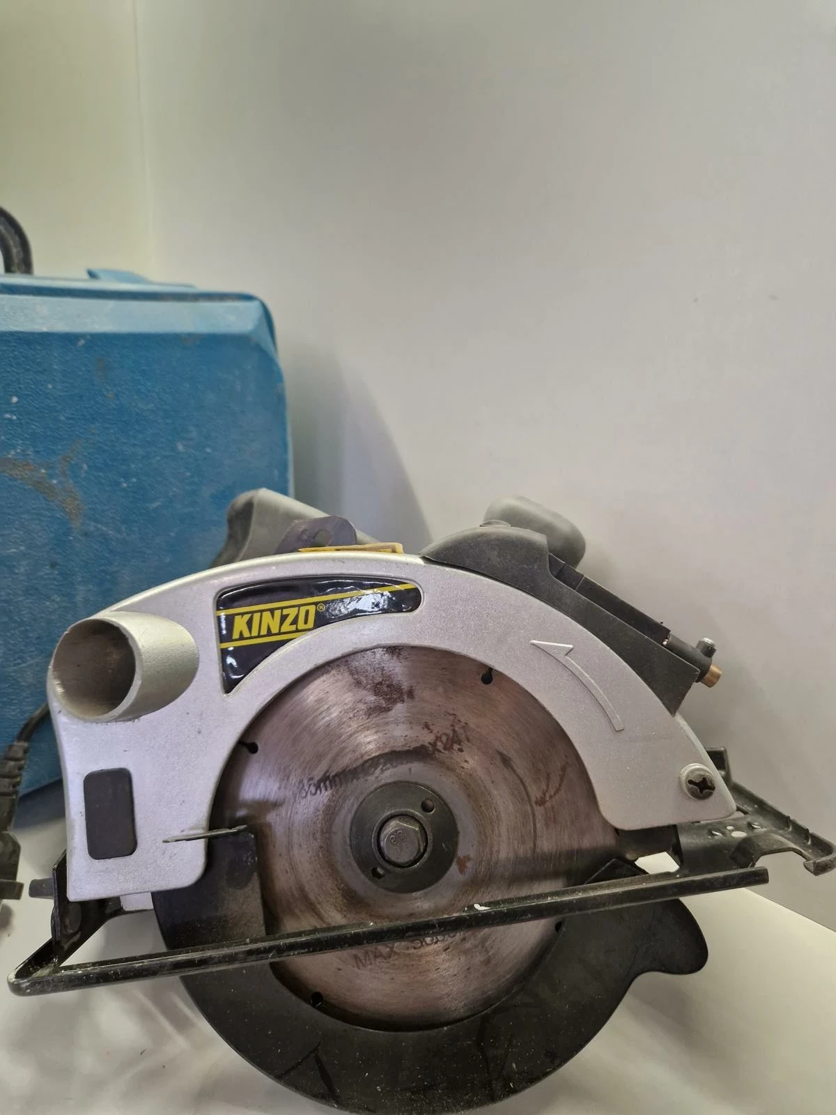 pila-tarczowa-kinzo-25c756-niebieska-walizka-marka-kinzo