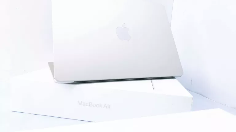 laptop-macbook-air-13-m3-2024-136-m3-8-gb-paragon-pudelko-przekatna-ekranu-136