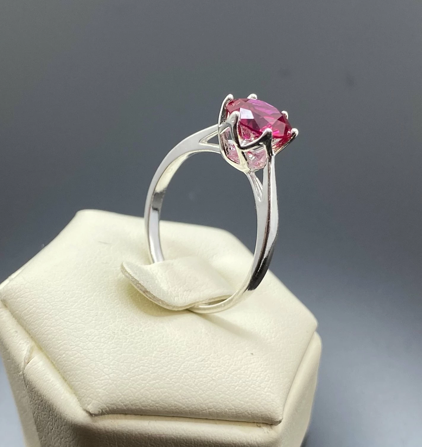 srebrny-pierscionek-z-czerwonym-kamieniem-ag925-r18-254-material-srebro