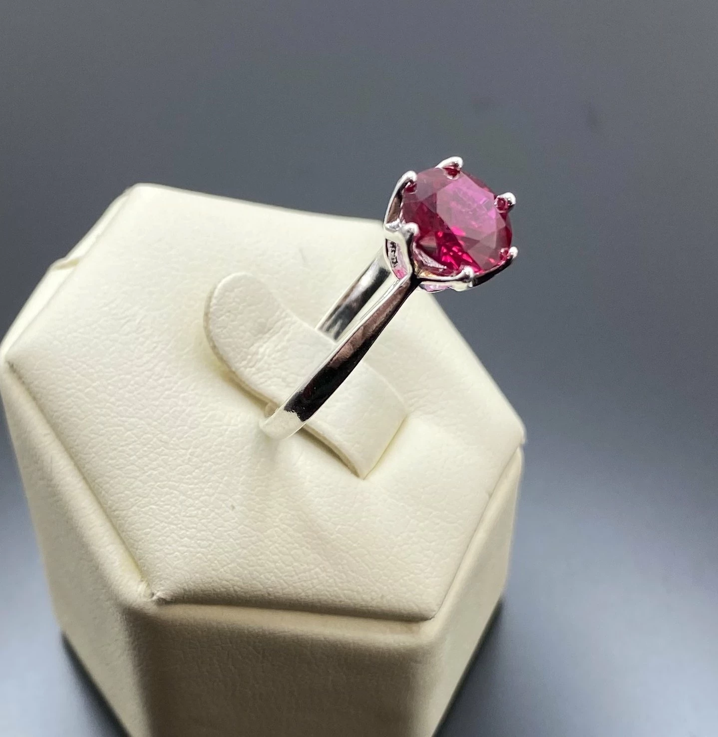 srebrny-pierscionek-z-czerwonym-kamieniem-ag925-r18-254-stan-uzywany