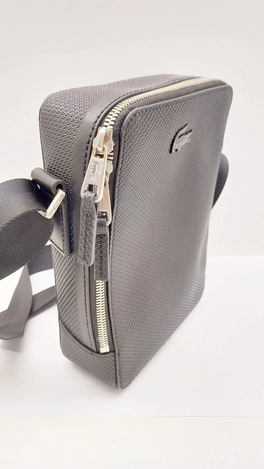 saszetka-meska-lacoste-czarna-na-ramie-kod-producenta-s223500