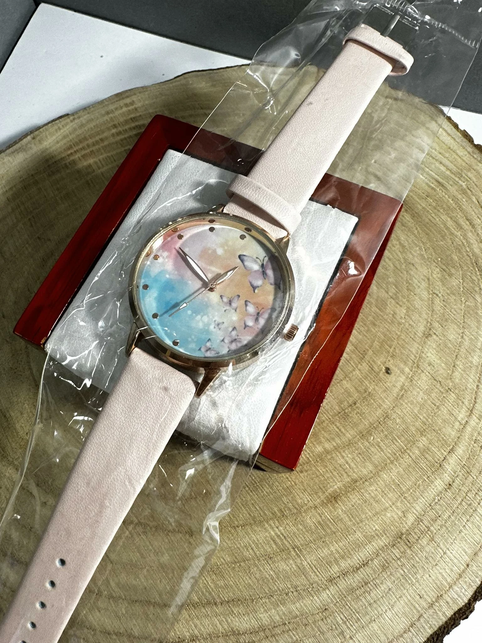 zegarek-motylki-rozowy-pasek-stan-uzywany