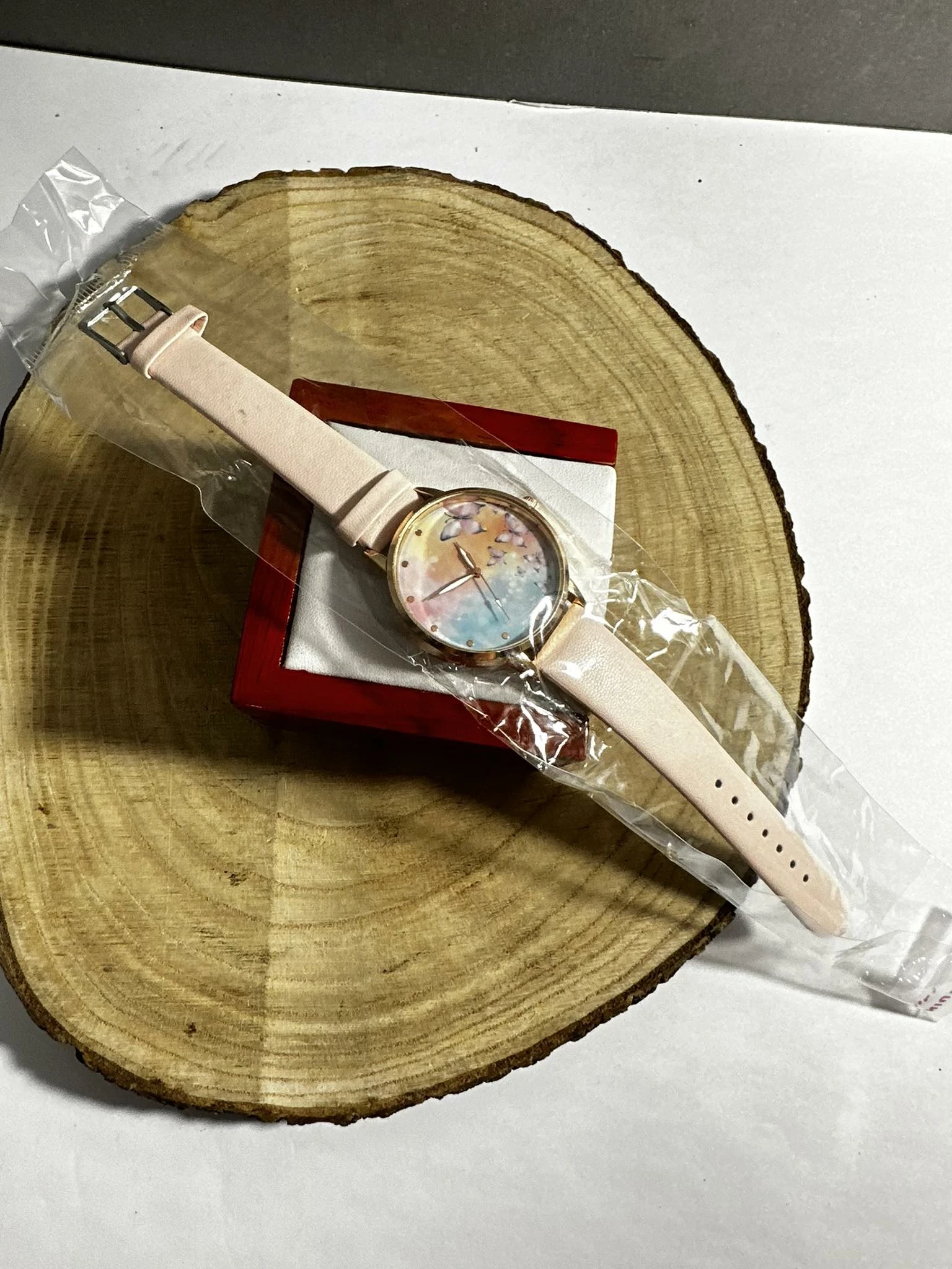 zegarek-motylki-rozowy-pasek-ksztalt-koperty-okragla