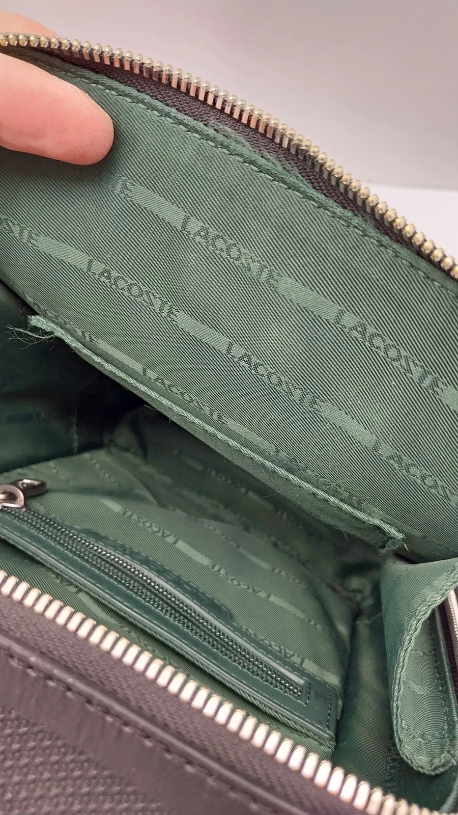 saszetka-meska-lacoste-czarna-na-ramie-rodzaj-na-ramie