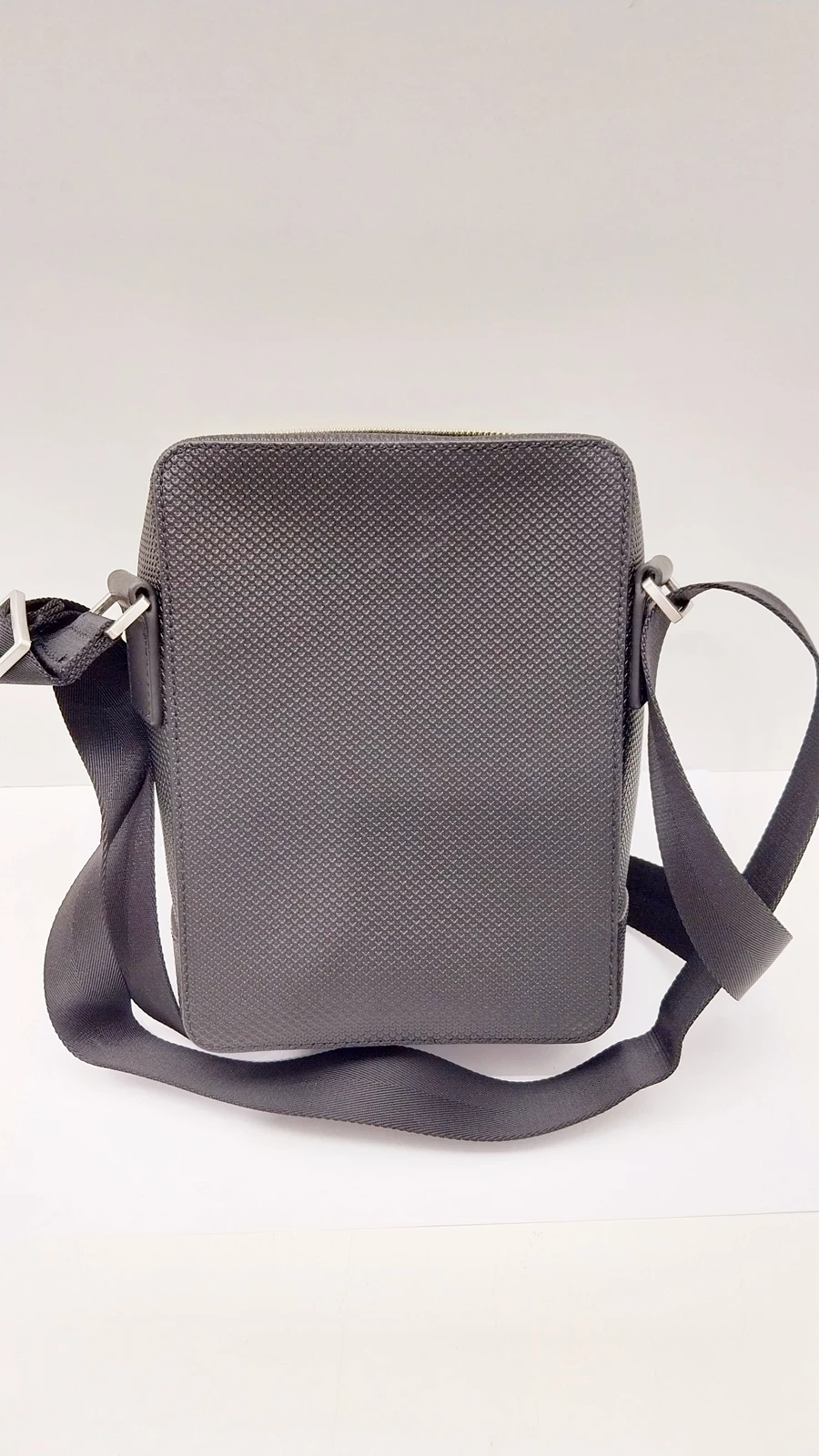 saszetka-meska-lacoste-czarna-na-ramie-wzor-dominujacy-logo