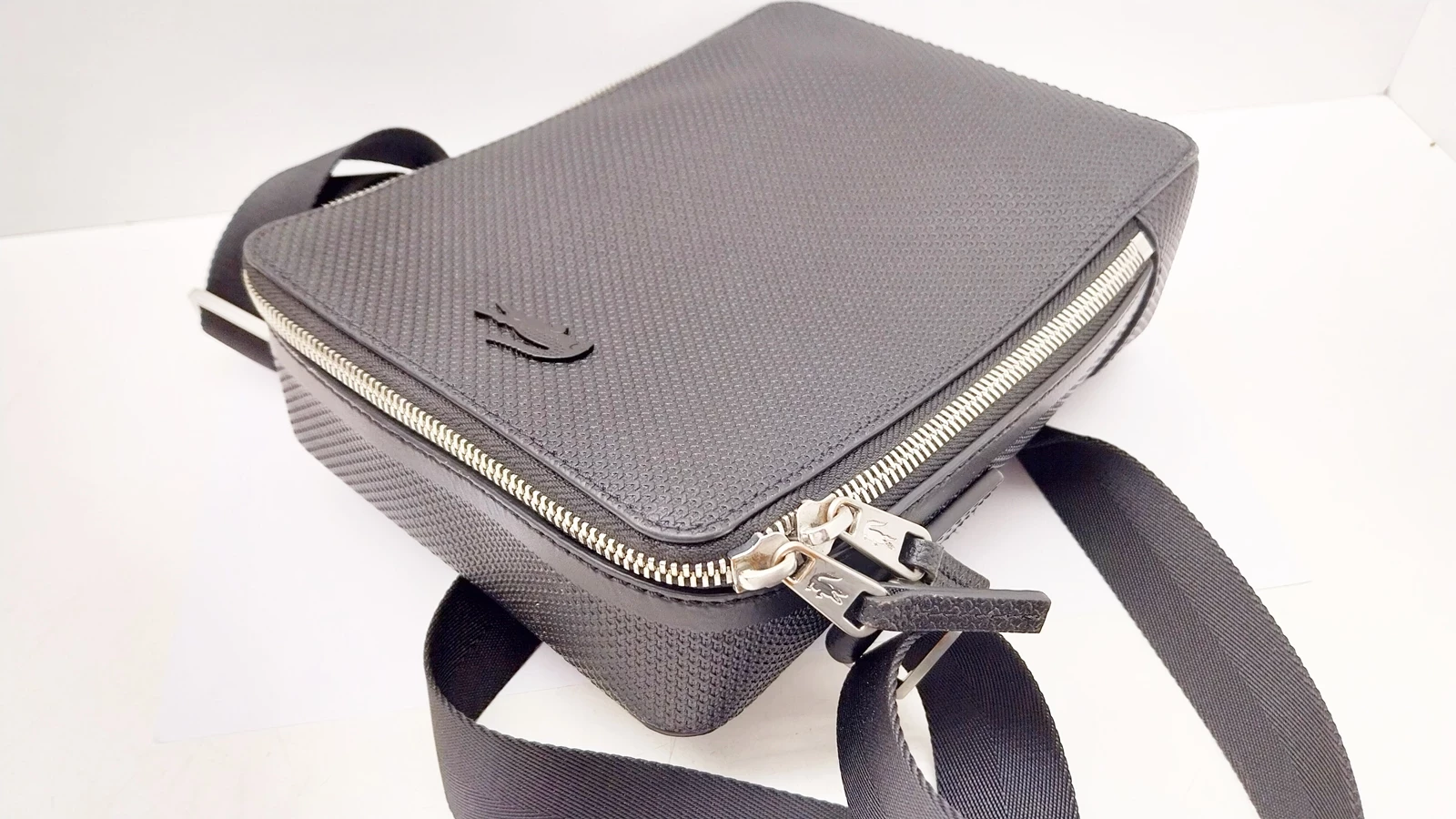 saszetka-meska-lacoste-czarna-na-ramie-material-dominujacy-syntetyk