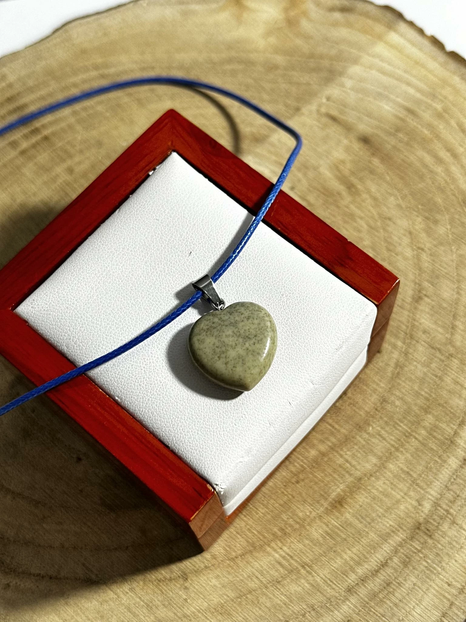 lancuszek-kolorowy-z-zawieszka-kamien-stan-uzywany