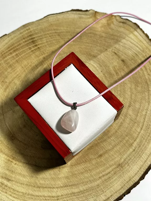 lancuszek-kolorowy-z-zawieszka-kamien-dlugosc-calkowita-45