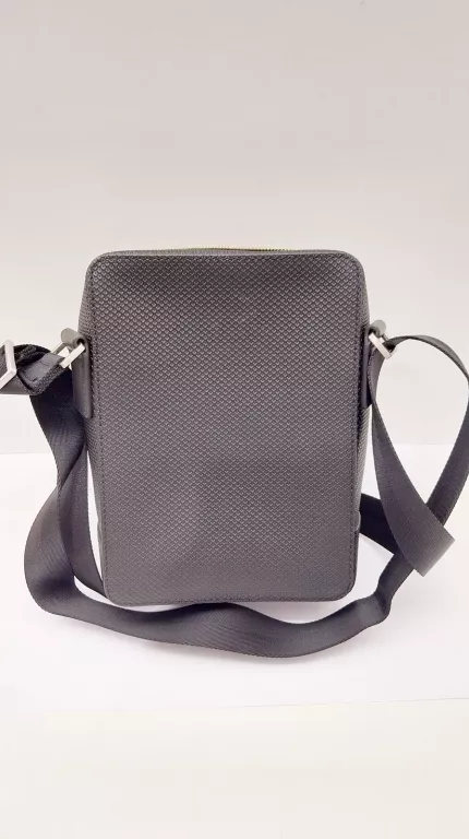 saszetka-meska-lacoste-czarna-na-ramie-wzor-dominujacy-logo