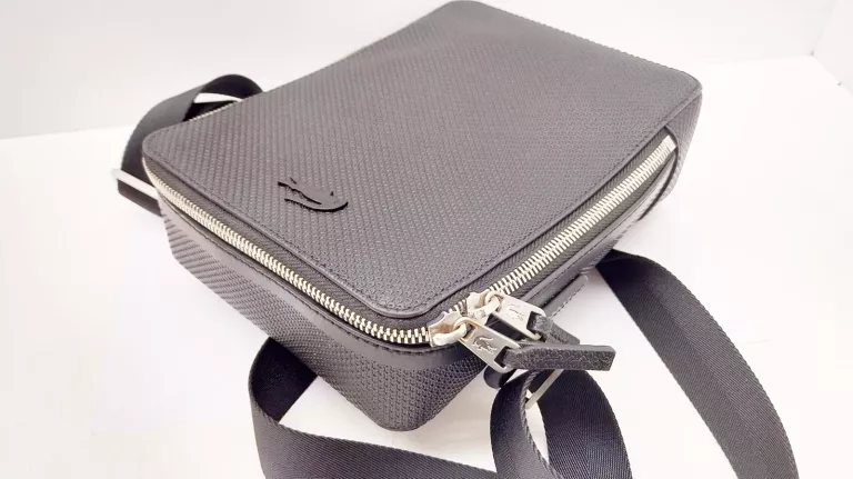 saszetka-meska-lacoste-czarna-na-ramie-material-dominujacy-syntetyk