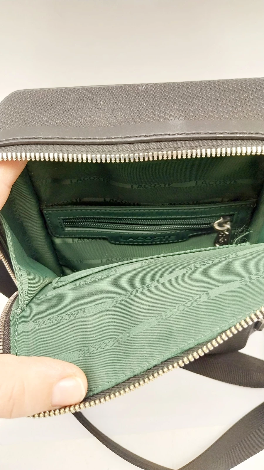 saszetka-meska-lacoste-czarna-na-ramie-stan-uzywany