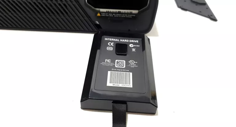 KONSOLA XBOX 360 E CONSOLE +PAD PODŁAMANY+MINECRAFT+HARRY POTTER KSIĄŻĘ