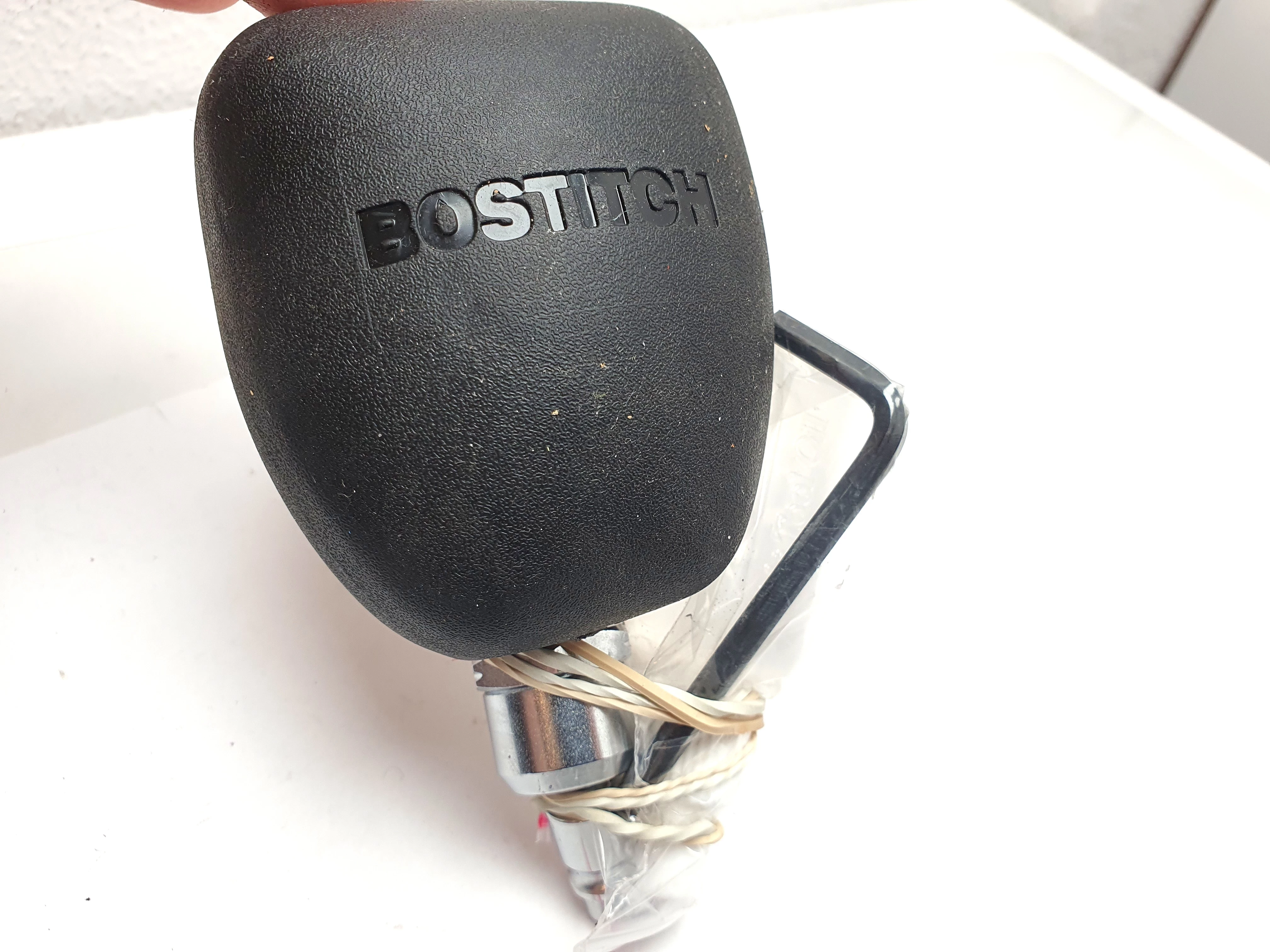 gwozdziarka-kompaktowa-reczna-bostitch-pn-50-e-zasilanie-pneumatyczne