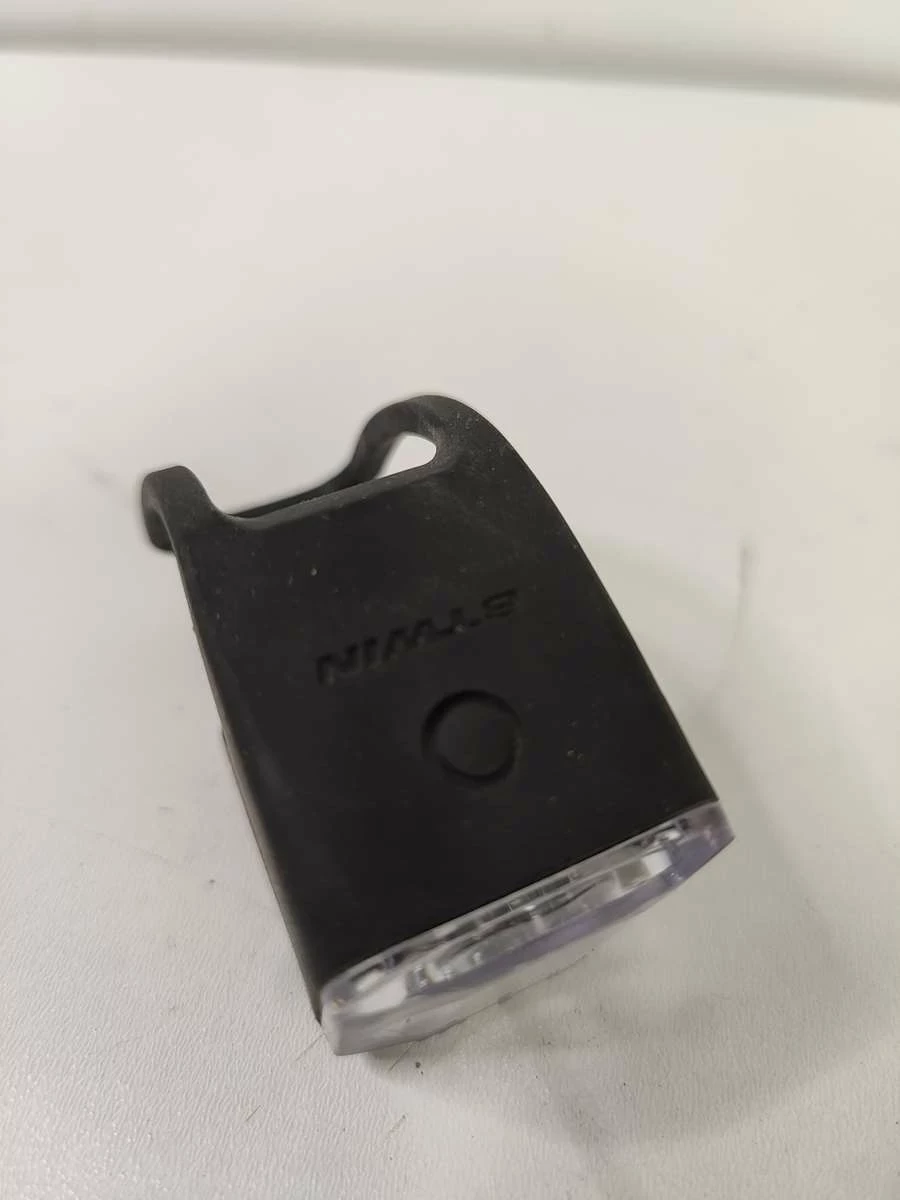 lampka-rowerowa-przod-btwin-marka-bez-marki