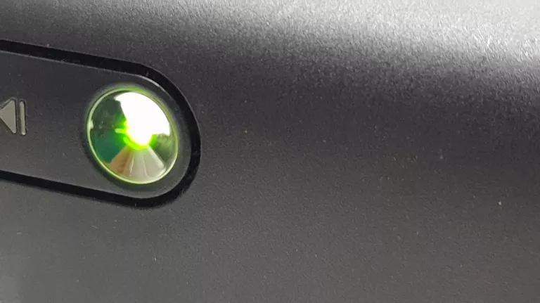 KONSOLA XBOX 360 E CONSOLE +PAD PODŁAMANY+MINECRAFT+HARRY POTTER KSIĄŻĘ