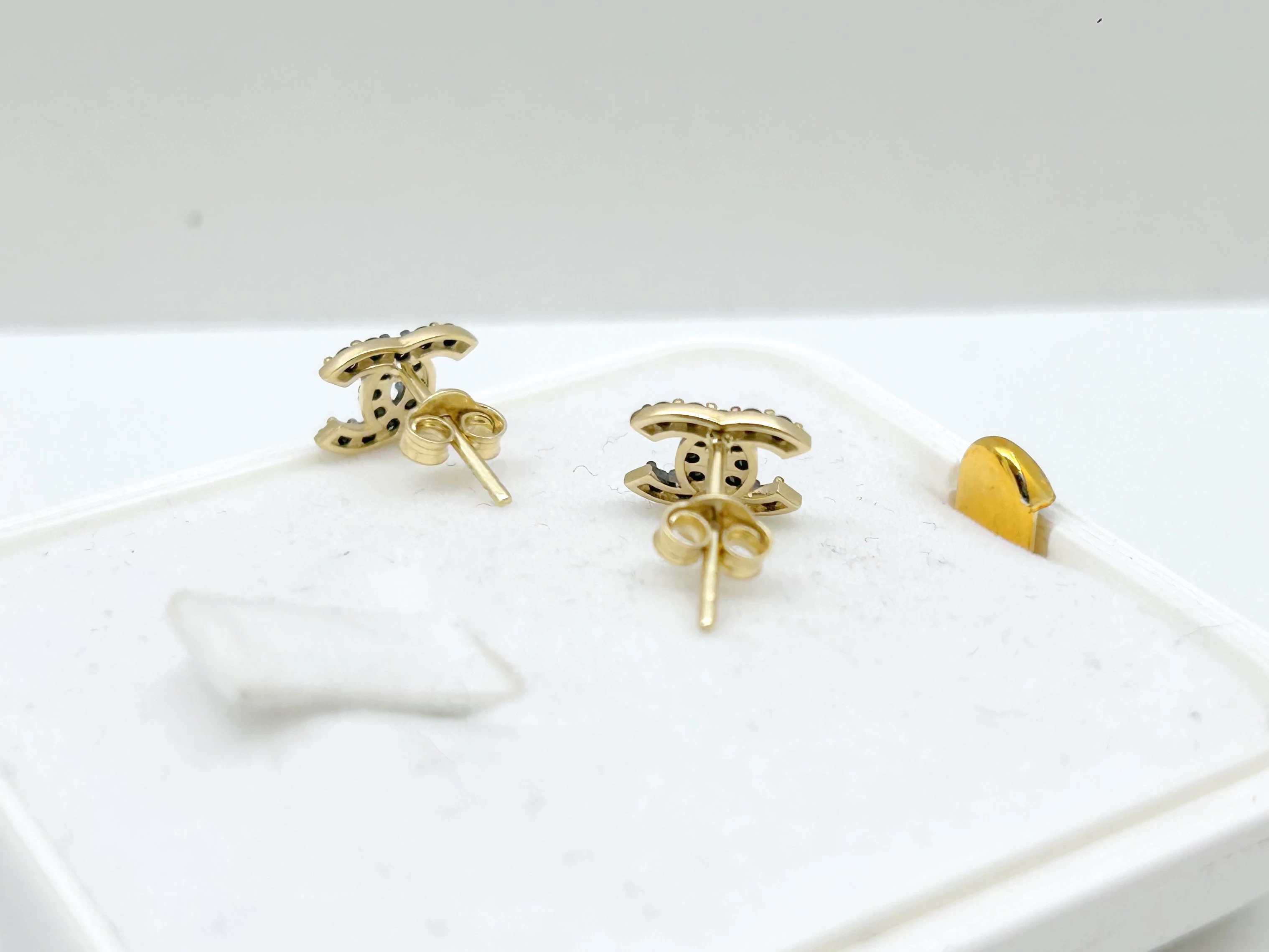 zlote-kolczyki-chanel-cc-czarne-cyrkonie-9mm-7mm-585-112g-kolor-dominujacy-zloty