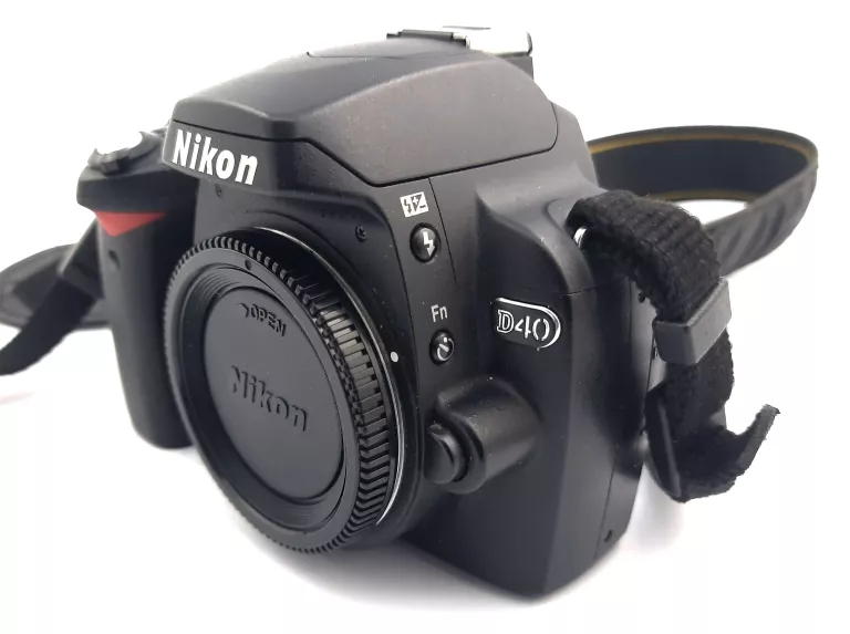 APARAT NIKON D40 Z OBIEKTYWEM (OBIEKTYW USZKODZONY) KOMPLET