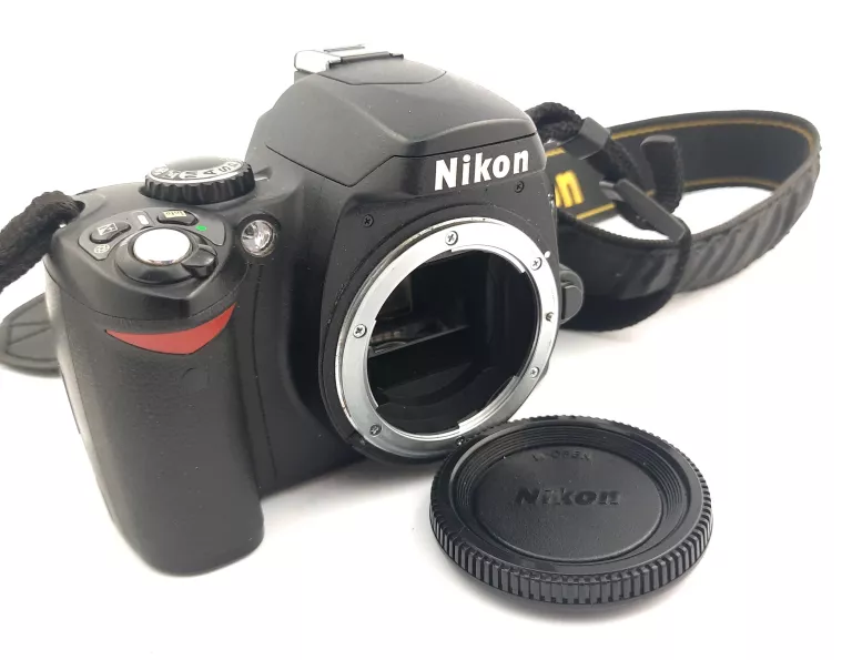 APARAT NIKON D40 Z OBIEKTYWEM (OBIEKTYW USZKODZONY) KOMPLET