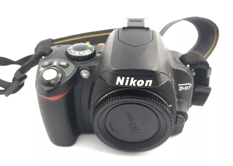 APARAT NIKON D40 Z OBIEKTYWEM (OBIEKTYW USZKODZONY) KOMPLET