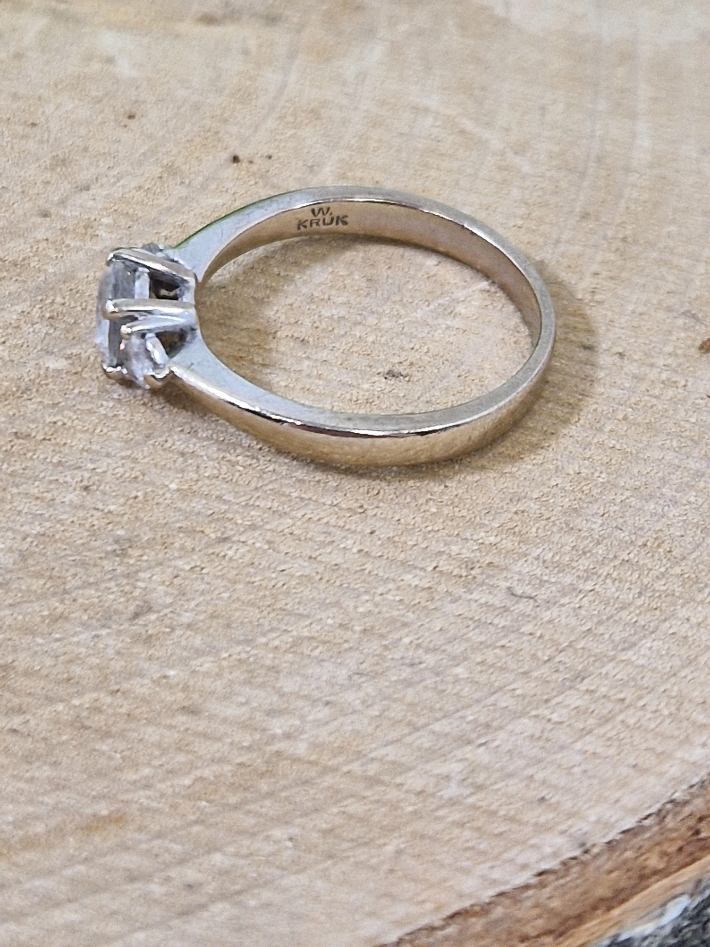 zloty-pierscionek-biale-zloto-z-cyrkonia-231g333-stan-uzywany