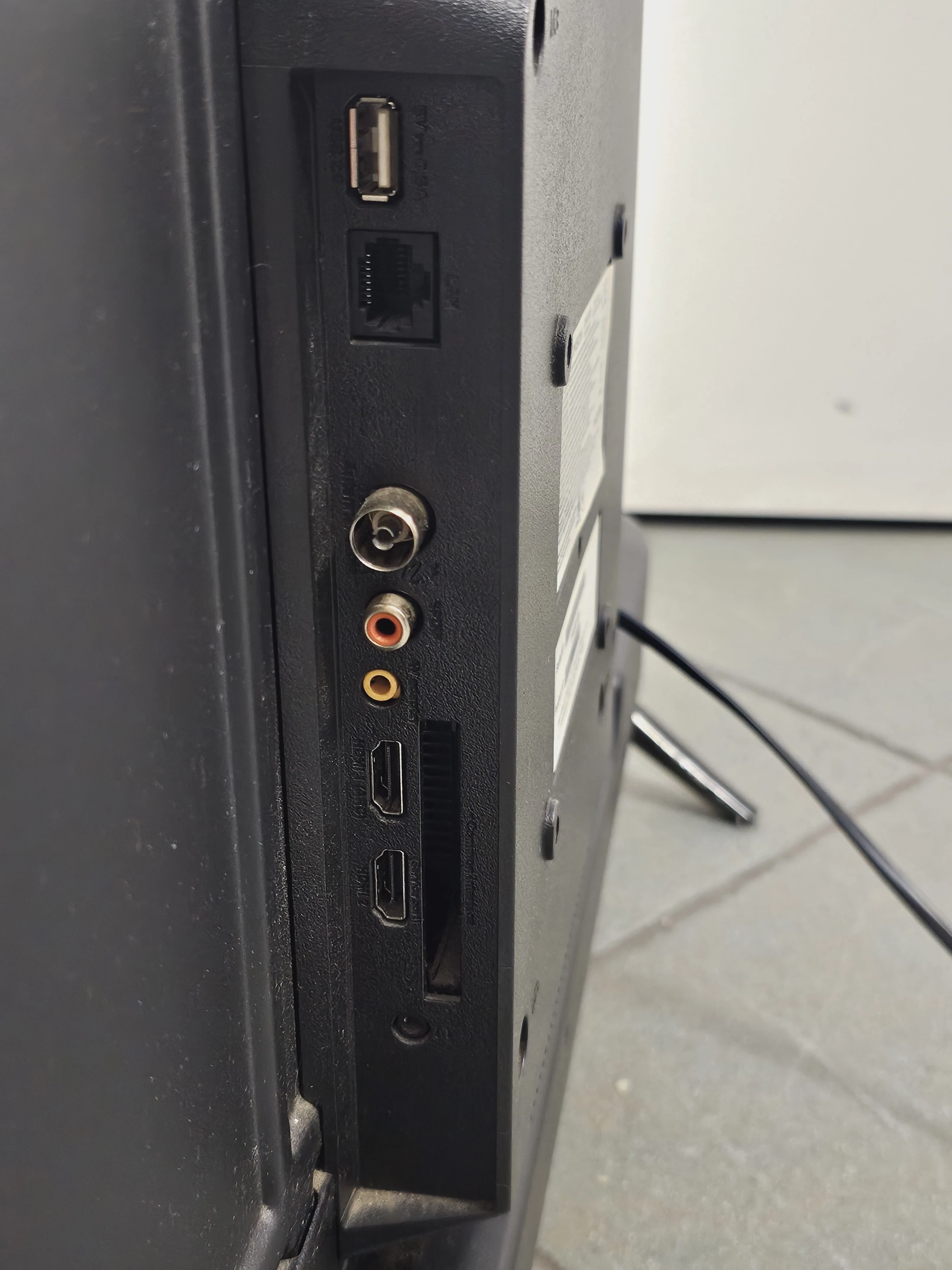 telewizor-thomson-32hd3301-led-32-pilot-bez-klapki-klasa-efektywnosci-energetycznej-a