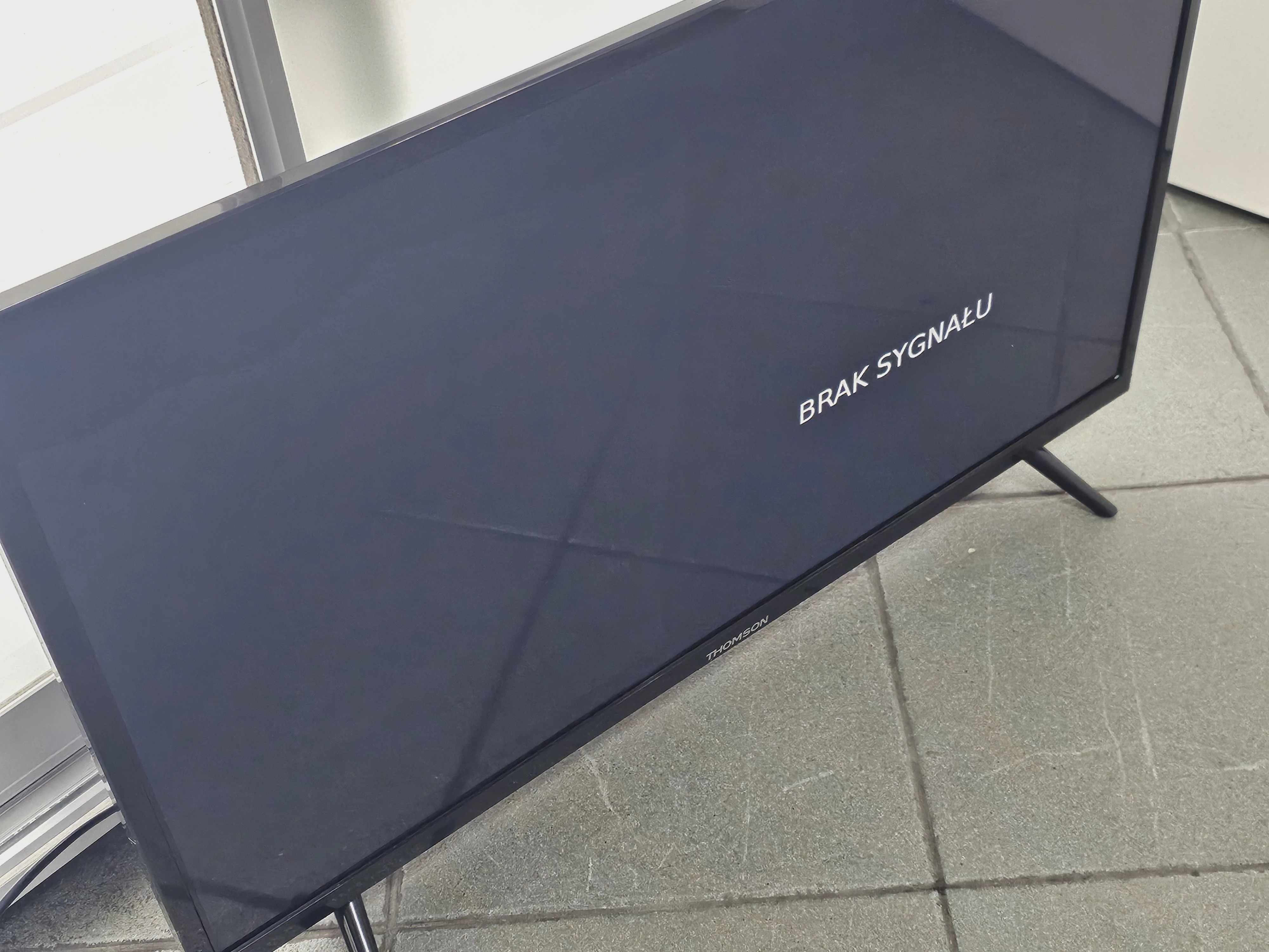 telewizor-thomson-32hd3301-led-32-pilot-bez-klapki-przekatna-ekranu-cale-3200