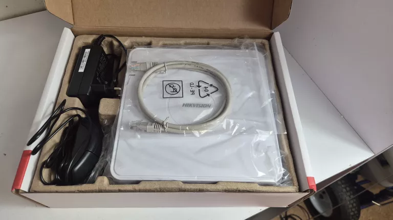 REJESTRATOR KAMER HIKVISION DS-7100