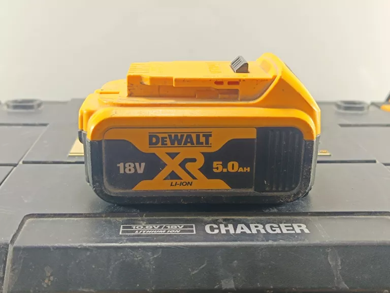 RADIO BUDOWLANE DEWALT DWST1-75659-QW Z AKUMULATOREM