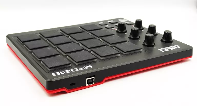 KONTROLER AKAI PROFESSIONAL MPD 218
