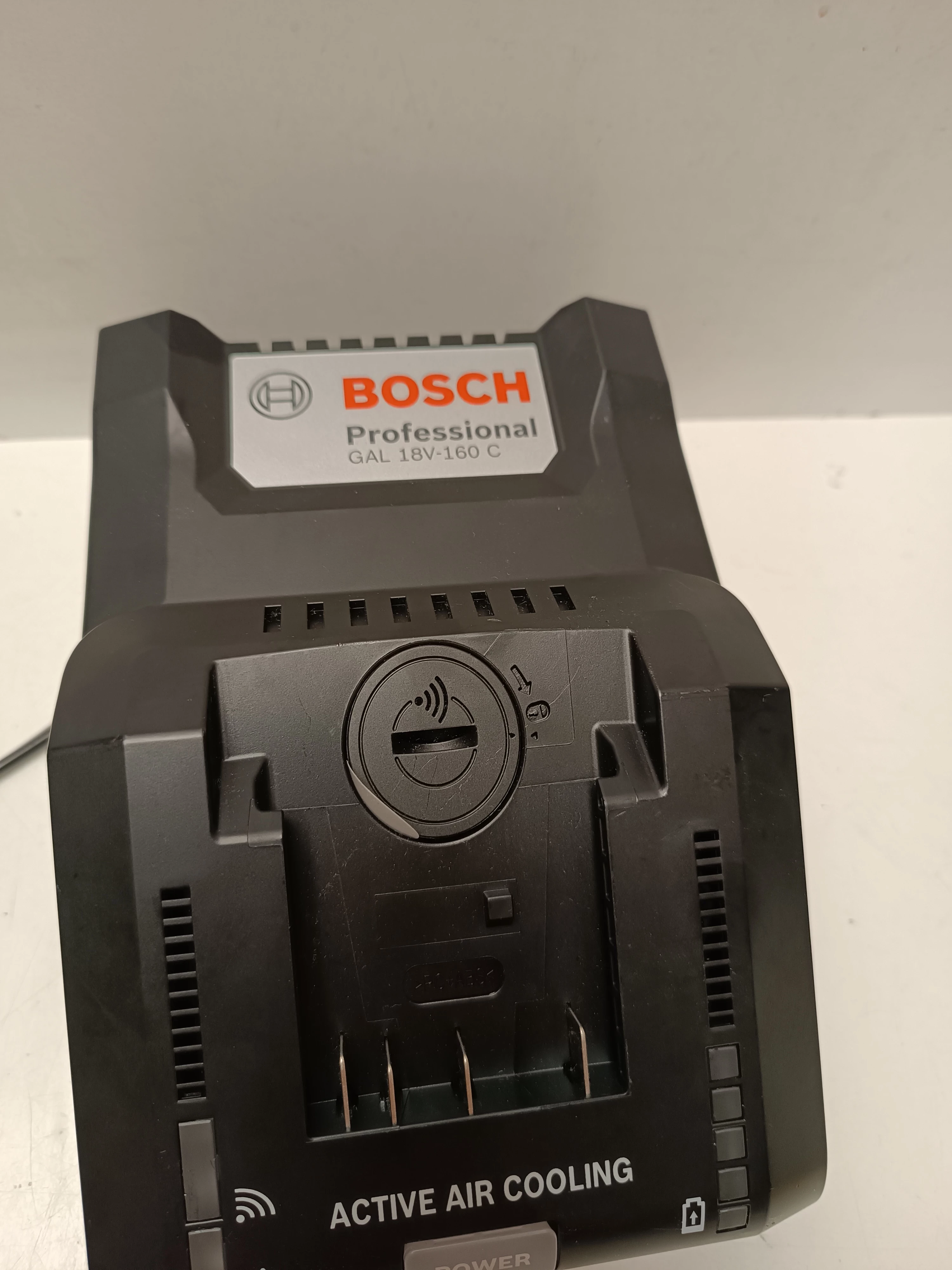 ladowarka-bosch-gal-18v-160-c-stan-uzywany