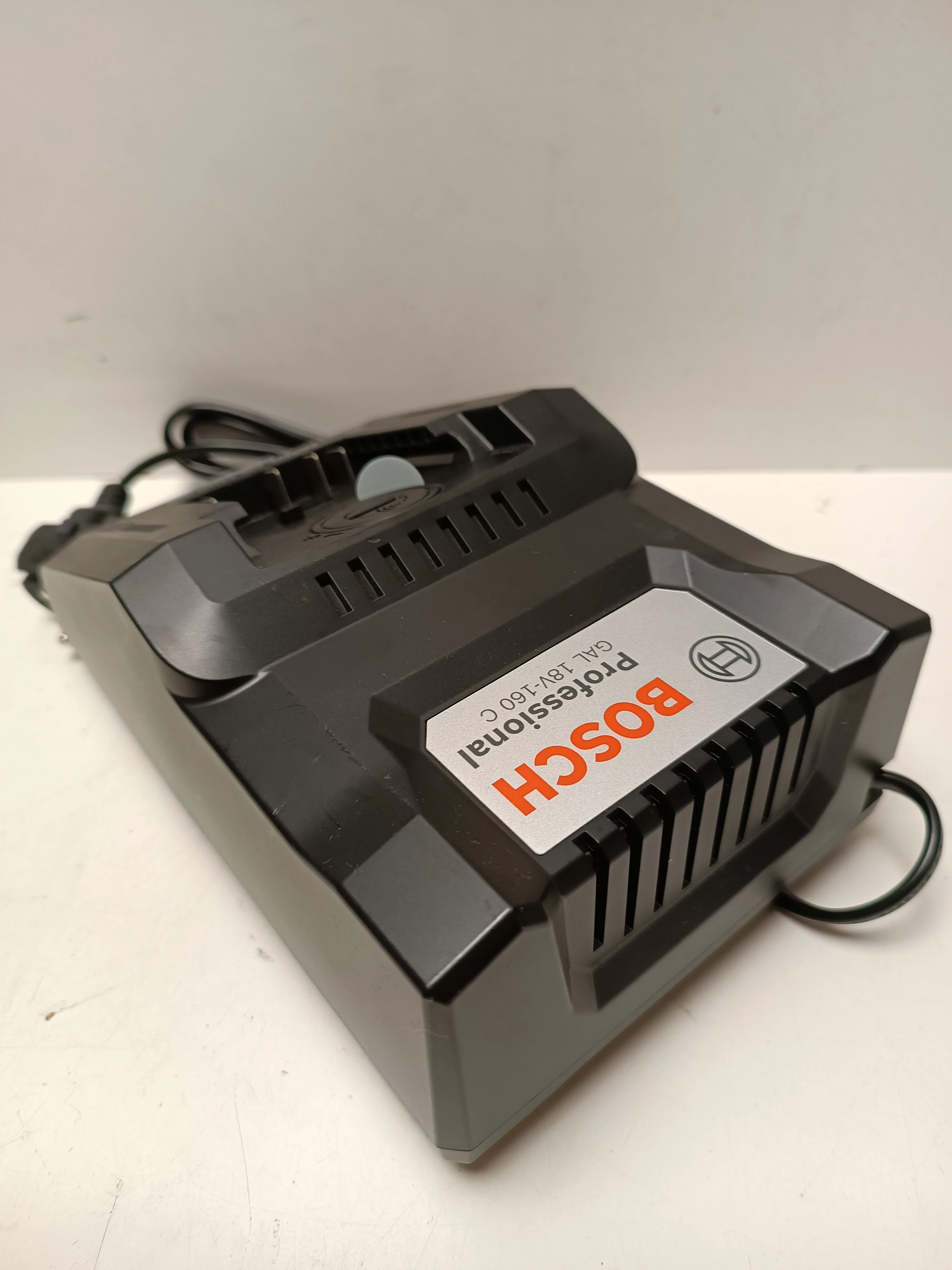 ladowarka-bosch-gal-18v-160-c-marka-bosch