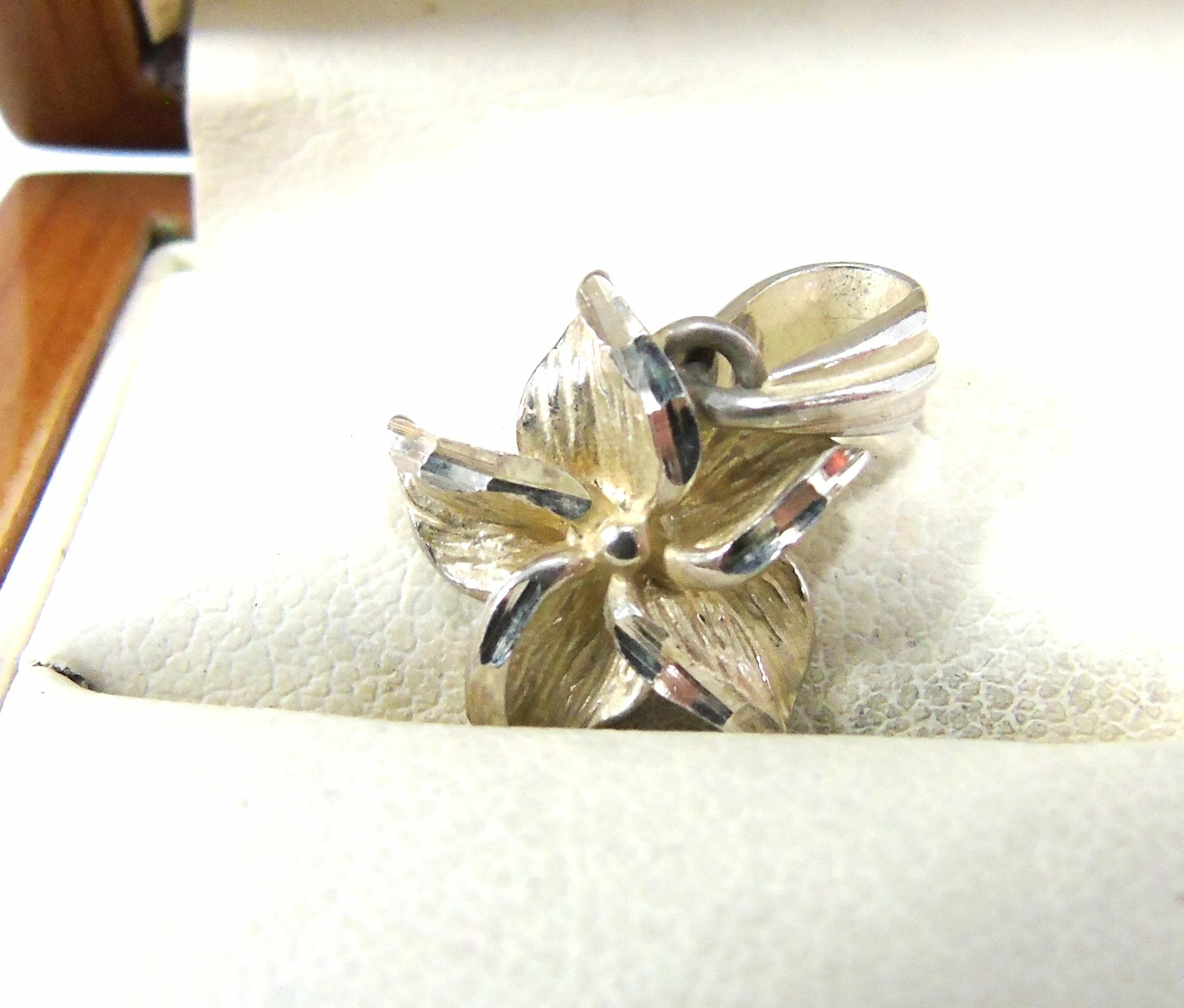 wdechowa-srebrna-zawieszka-pr925-plac-wolnosci-6-zuromin