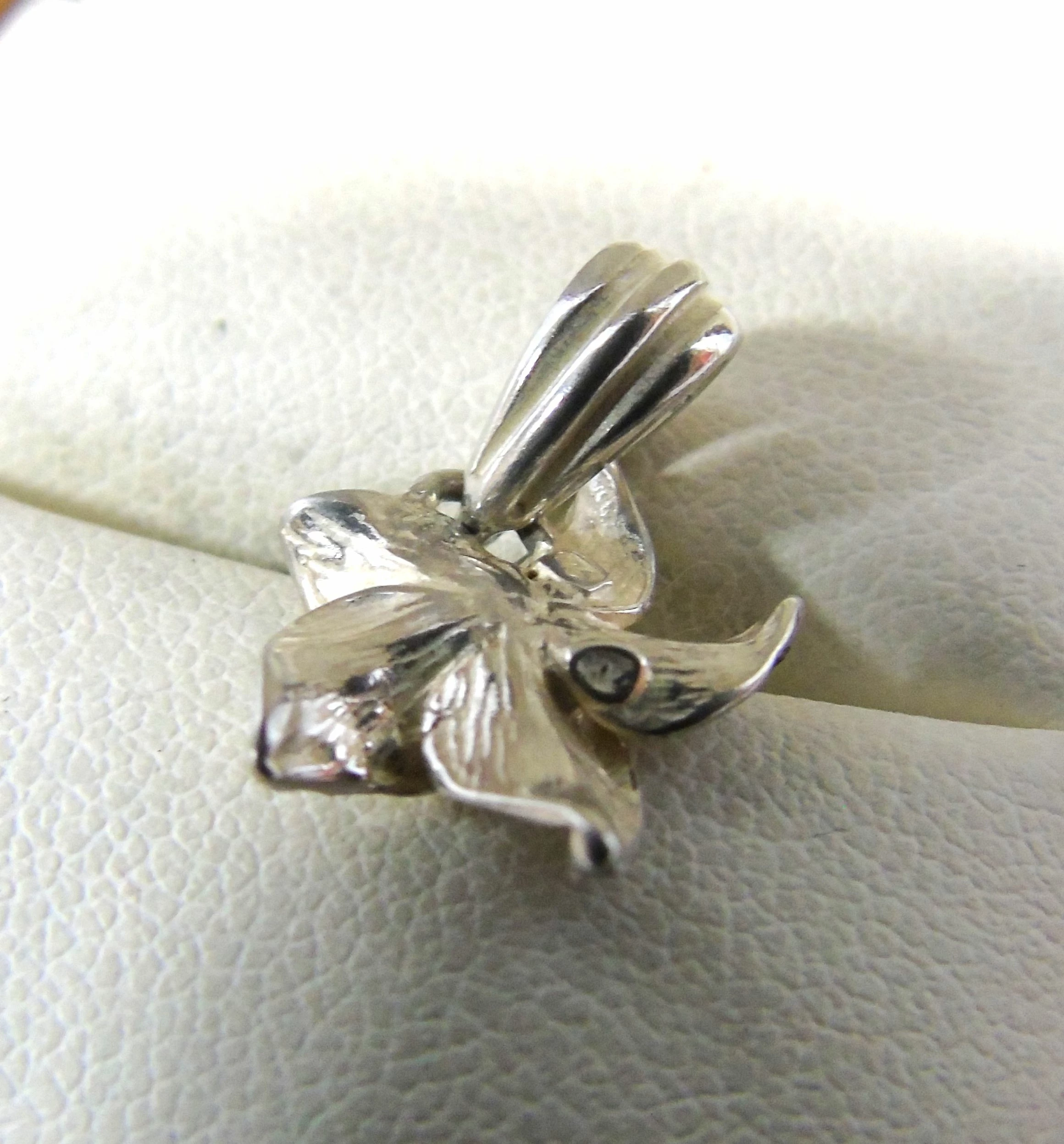 wdechowa-srebrna-zawieszka-pr925-material-dominujacy-223721-2048