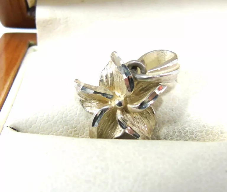 wdechowa-srebrna-zawieszka-pr925-plac-wolnosci-6-zuromin