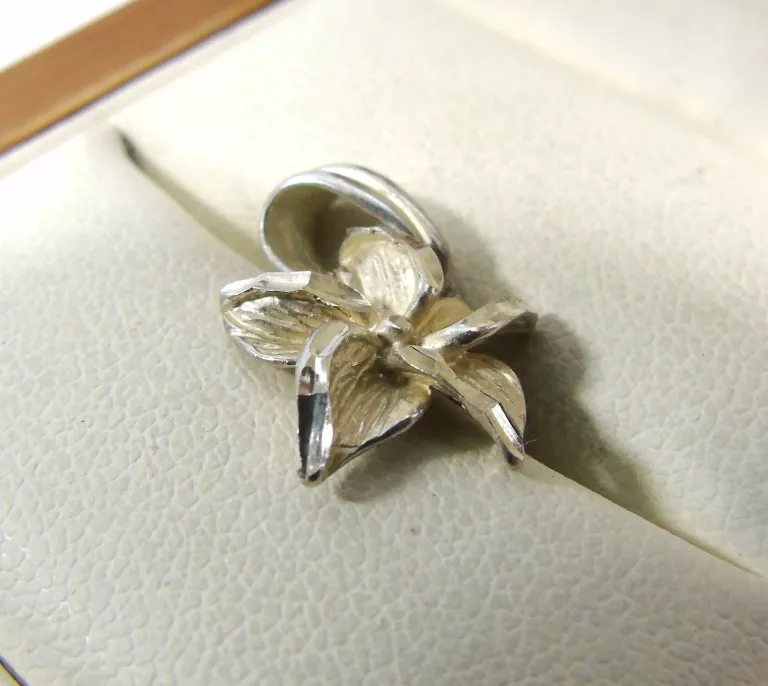 wdechowa-srebrna-zawieszka-pr925-kamienie-221-64