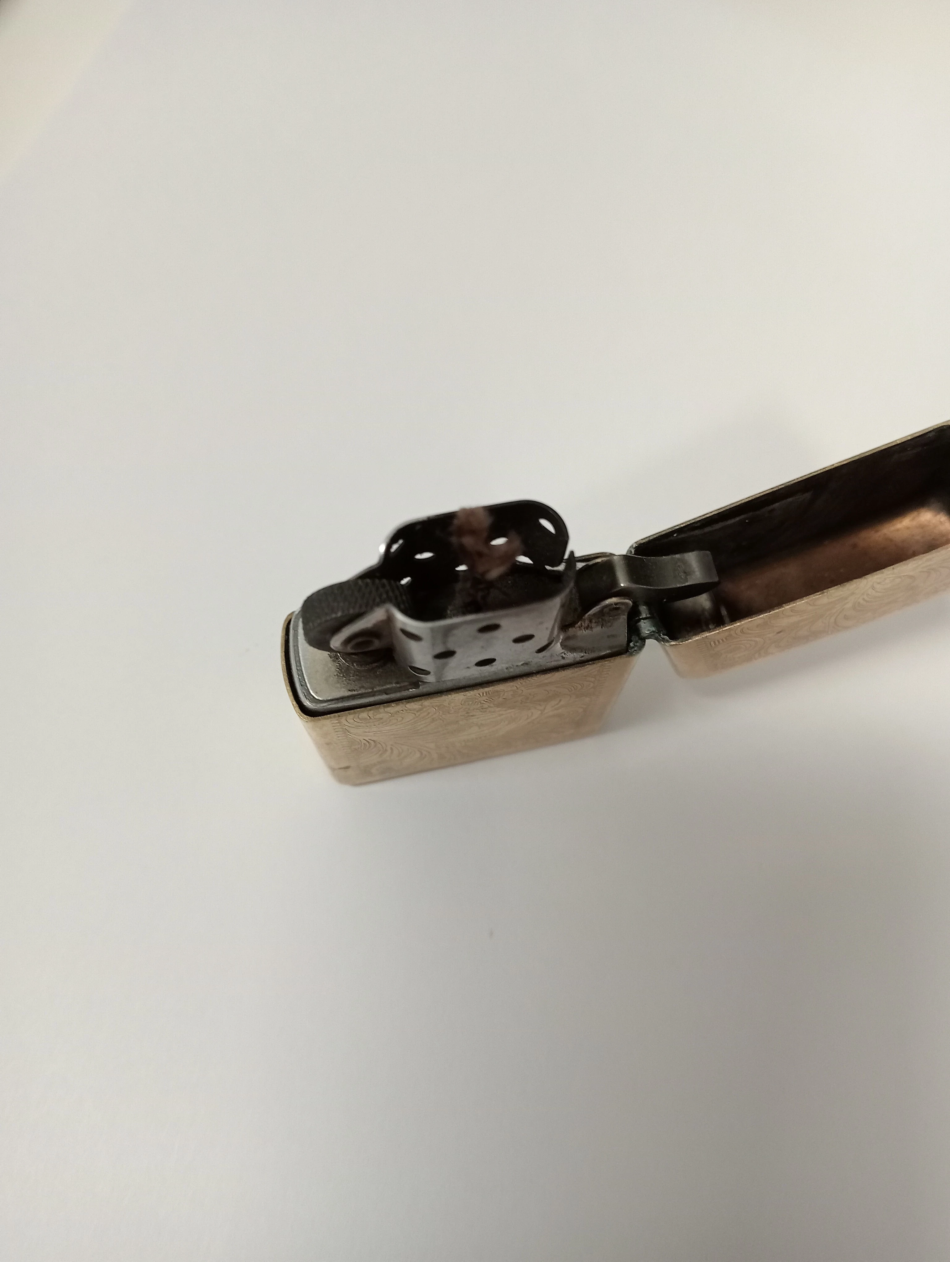 zapalniczka-zippo-zlota-rodzaj-benzynowa