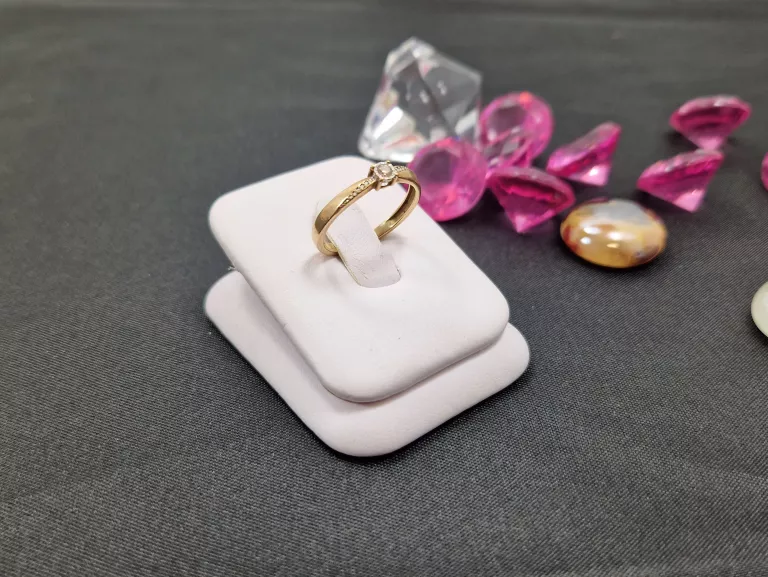 ZŁOTY PIERŚCIONEK 375 BRYLANT 0,05CT ROZM.12 CERTYFIKAT
