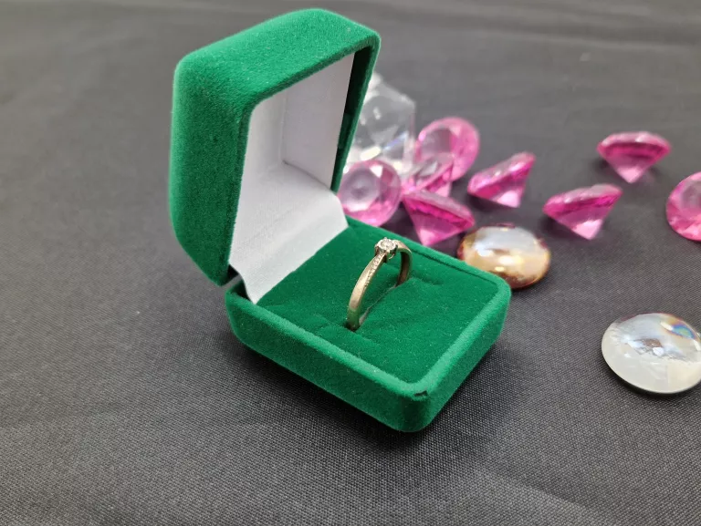 ZŁOTY PIERŚCIONEK 375 BRYLANT 0,05CT ROZM.12 CERTYFIKAT