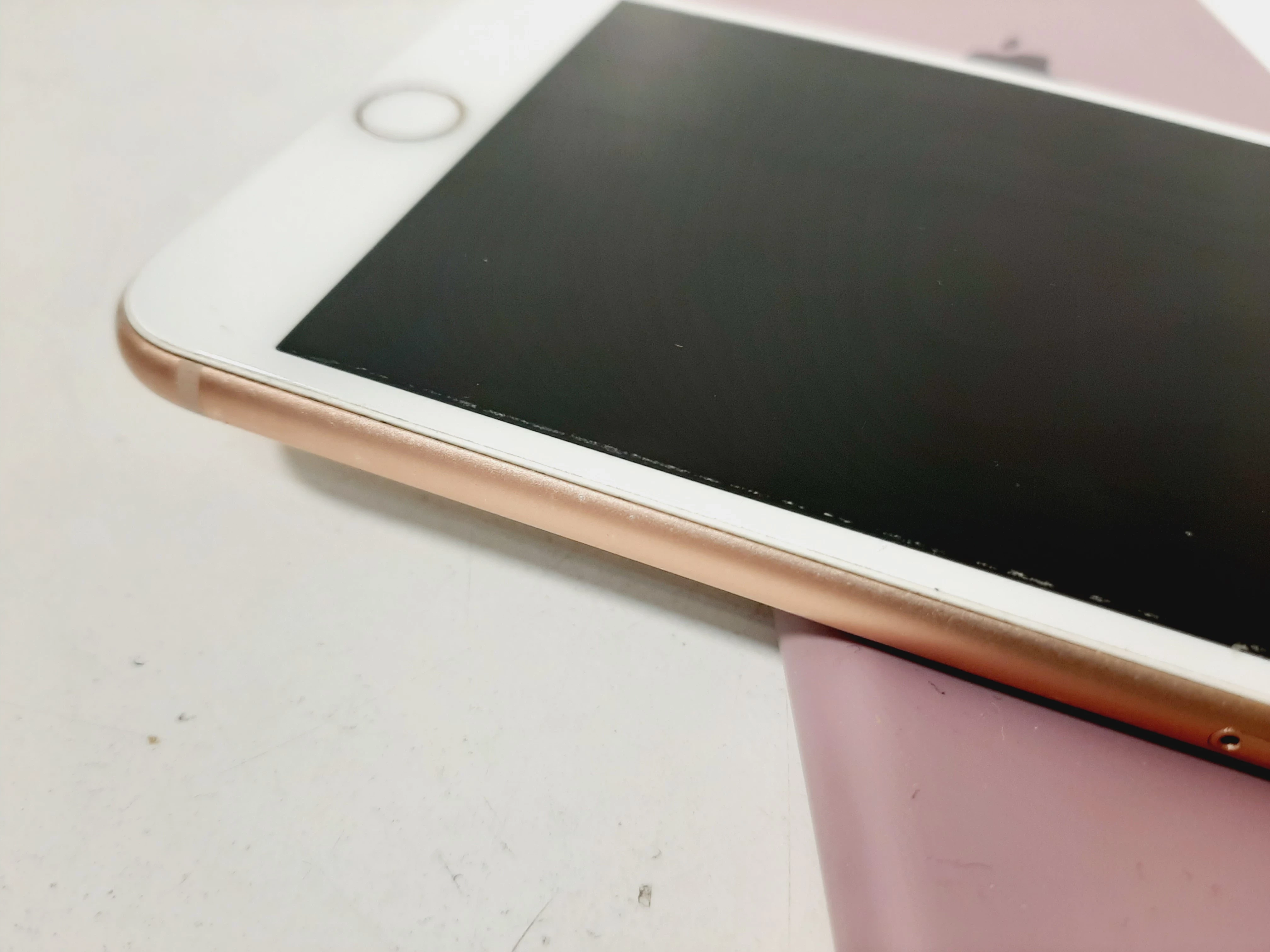 telefon-iphone-8-plus-64-gb-kondycja-80-komunikacja-wi-fi