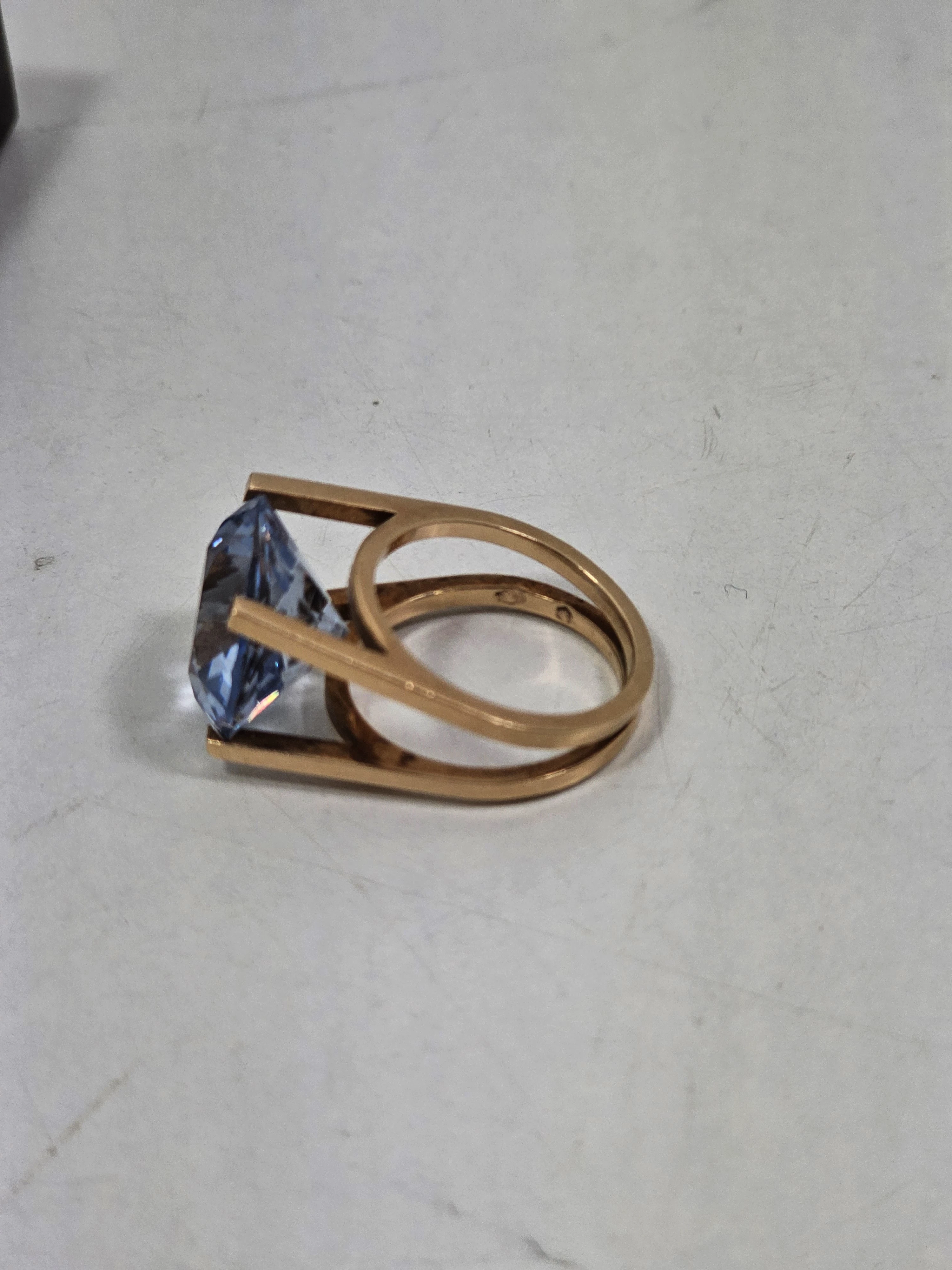 piekny-zloty-pierscionek-z-topazem585925g15r-cechy-nie-zawiera-niklu