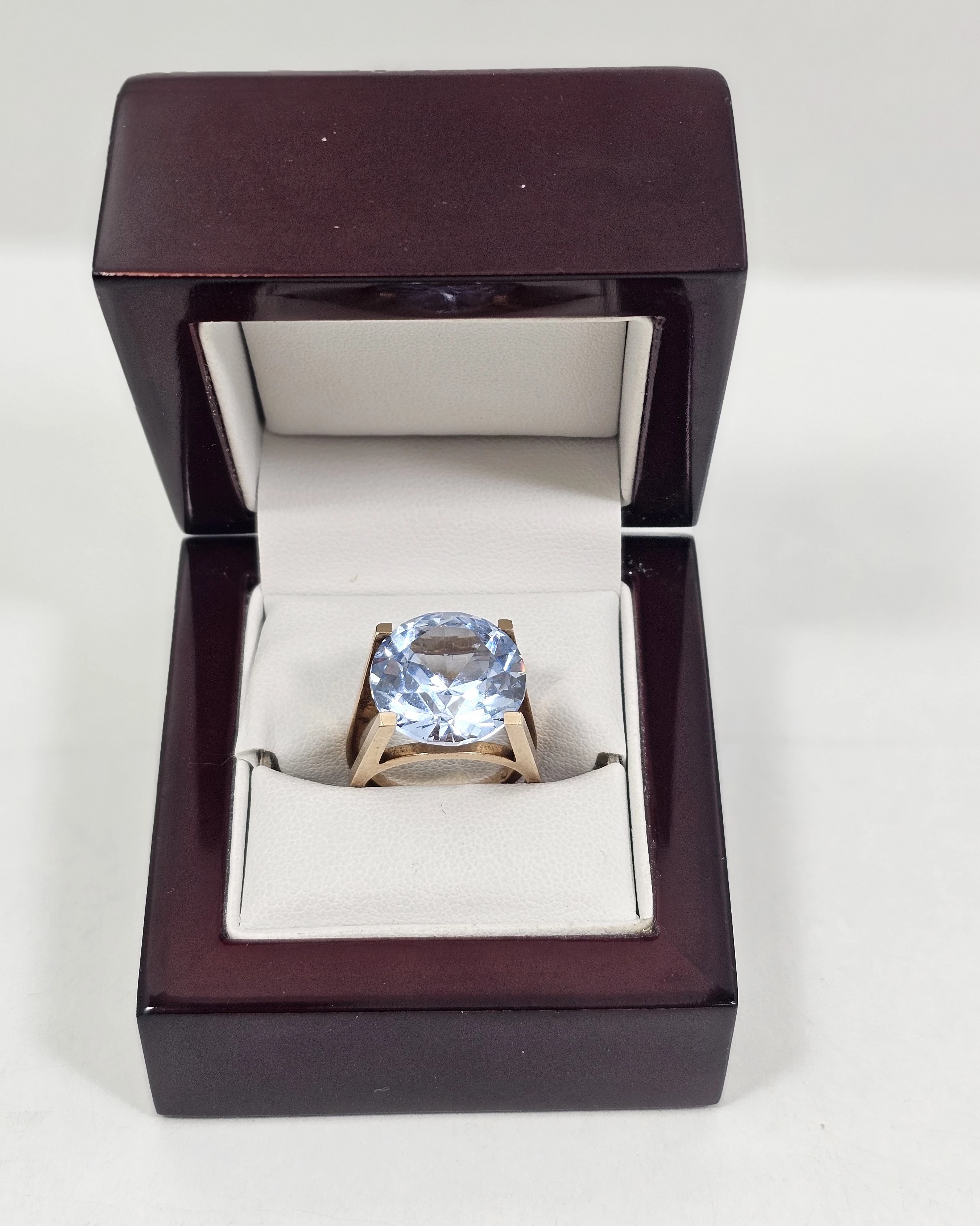 piekny-zloty-pierscionek-z-topazem585925g15r-material-zloto