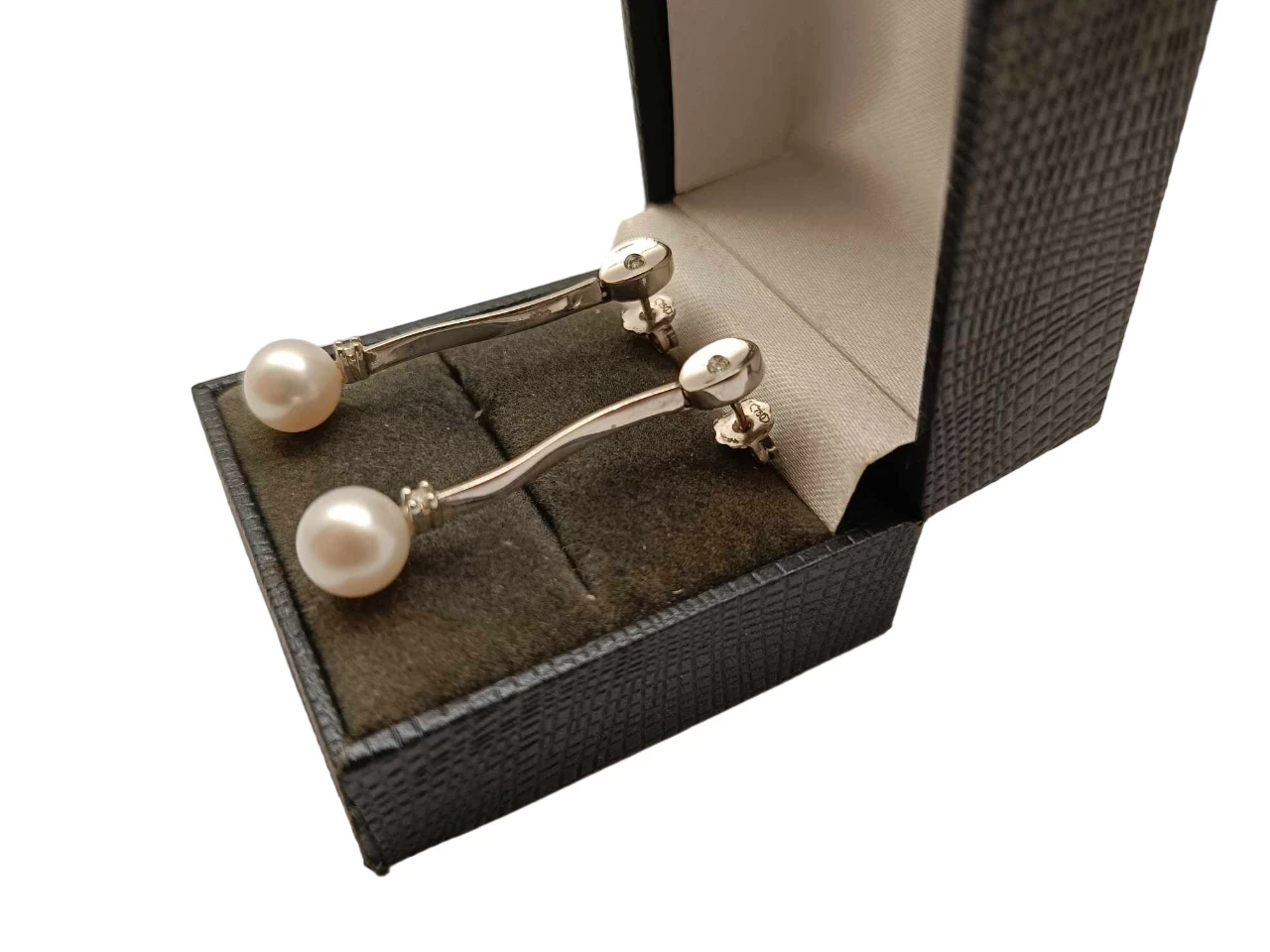 wiszace-kolczyki-biale-zloto-brylanty-i-perla-pr750-certyfikat-motyw-129129-246990