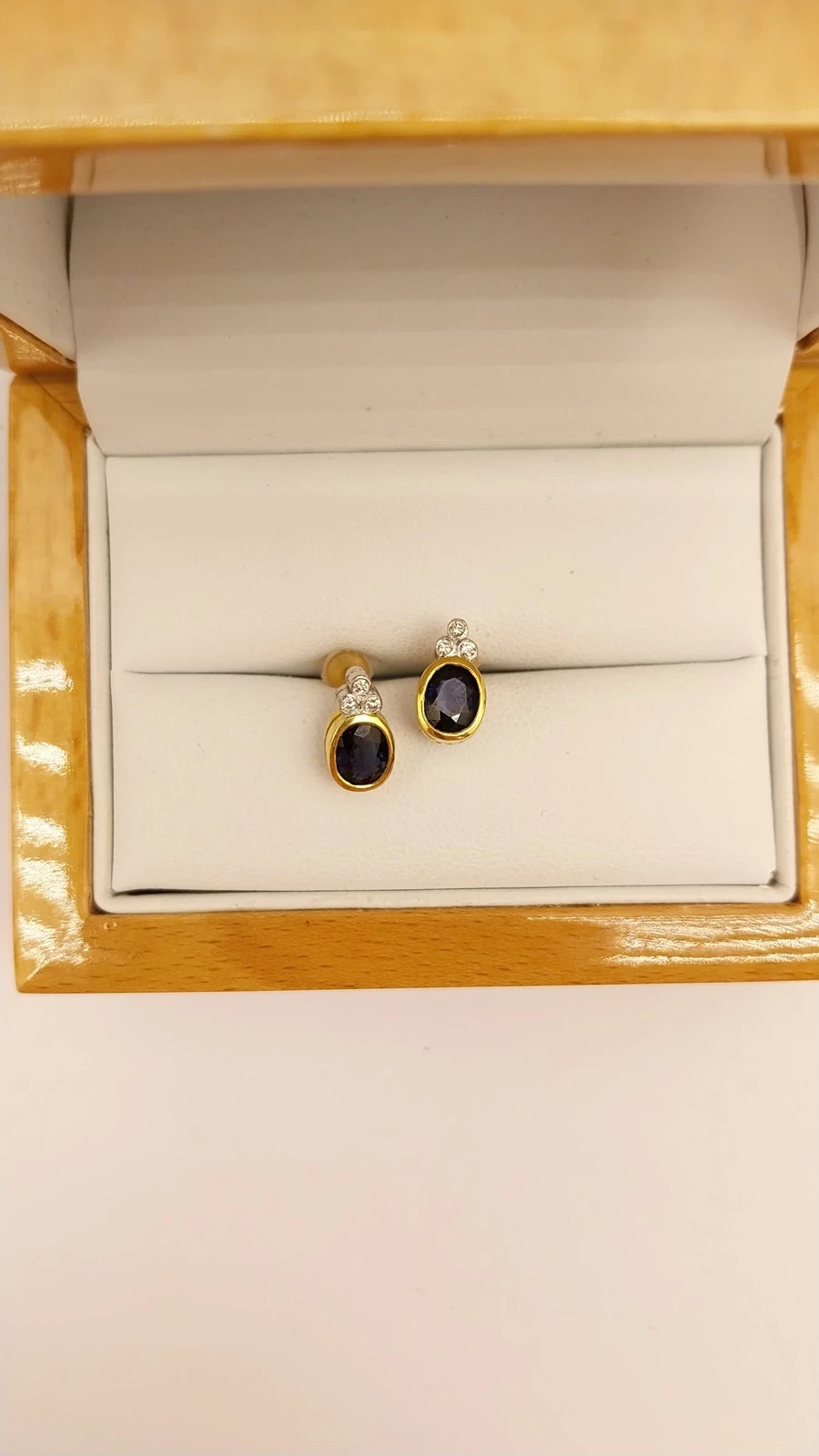 zlote-kolczyki-z-brylantami-i-szafirami-750-25g-bez-zapiec-wyc3400-marka-bez-marki