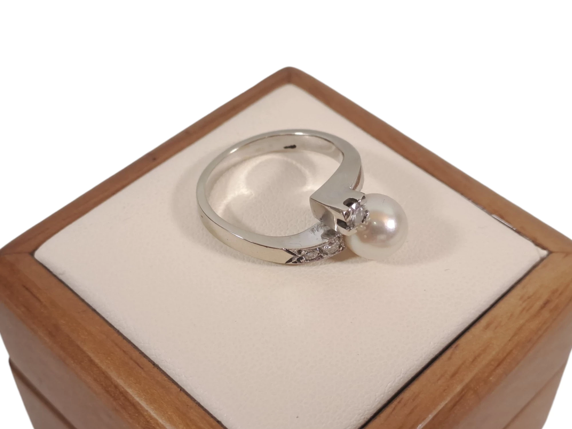 pierscionek-z-perla-i-diamentami-biale-zloto-pr750-593g-r14-marka-226434-1704211