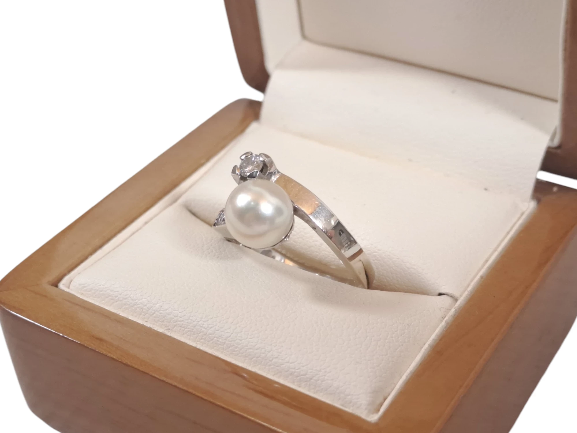 pierscionek-z-perla-i-diamentami-biale-zloto-pr750-593g-r14-material-15835-1