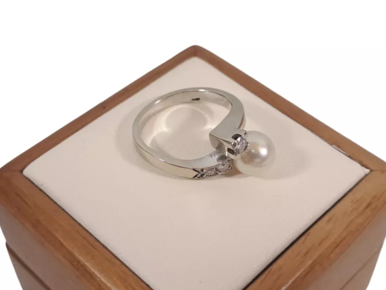 pierscionek-z-perla-i-diamentami-biale-zloto-pr750-593g-r14-material-15835-1