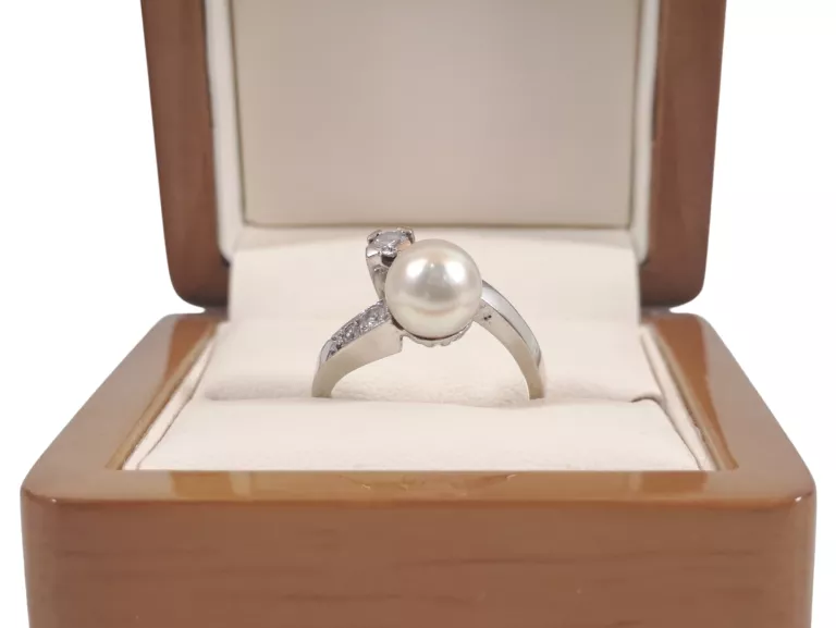 PIERŚCIONEK Z PERŁĄ I DIAMENTAMI BIAŁE ZŁOTO PR.750 5,93G R:14