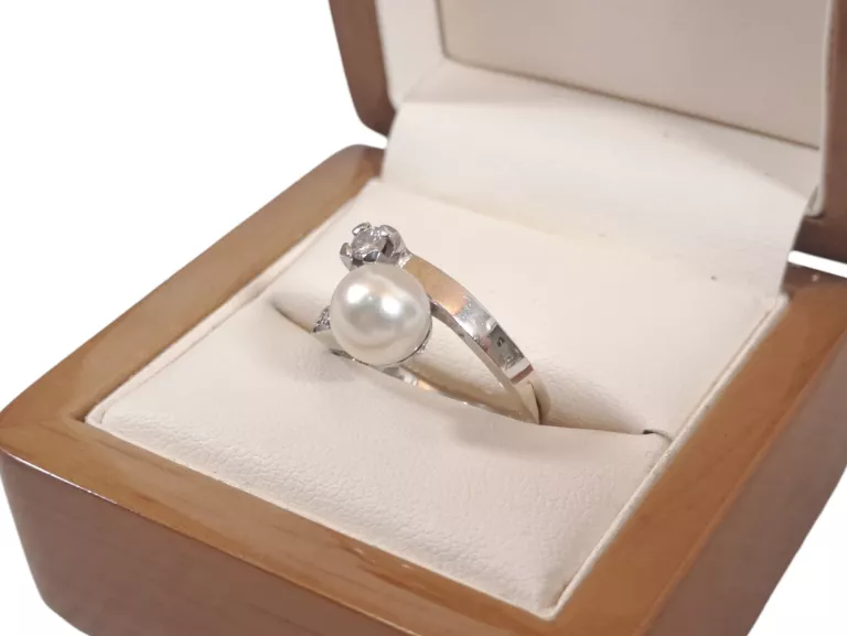 PIERŚCIONEK Z PERŁĄ I DIAMENTAMI BIAŁE ZŁOTO PR.750 5,93G R:14