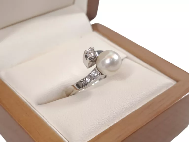 PIERŚCIONEK Z PERŁĄ I DIAMENTAMI BIAŁE ZŁOTO PR.750 5,93G R:14
