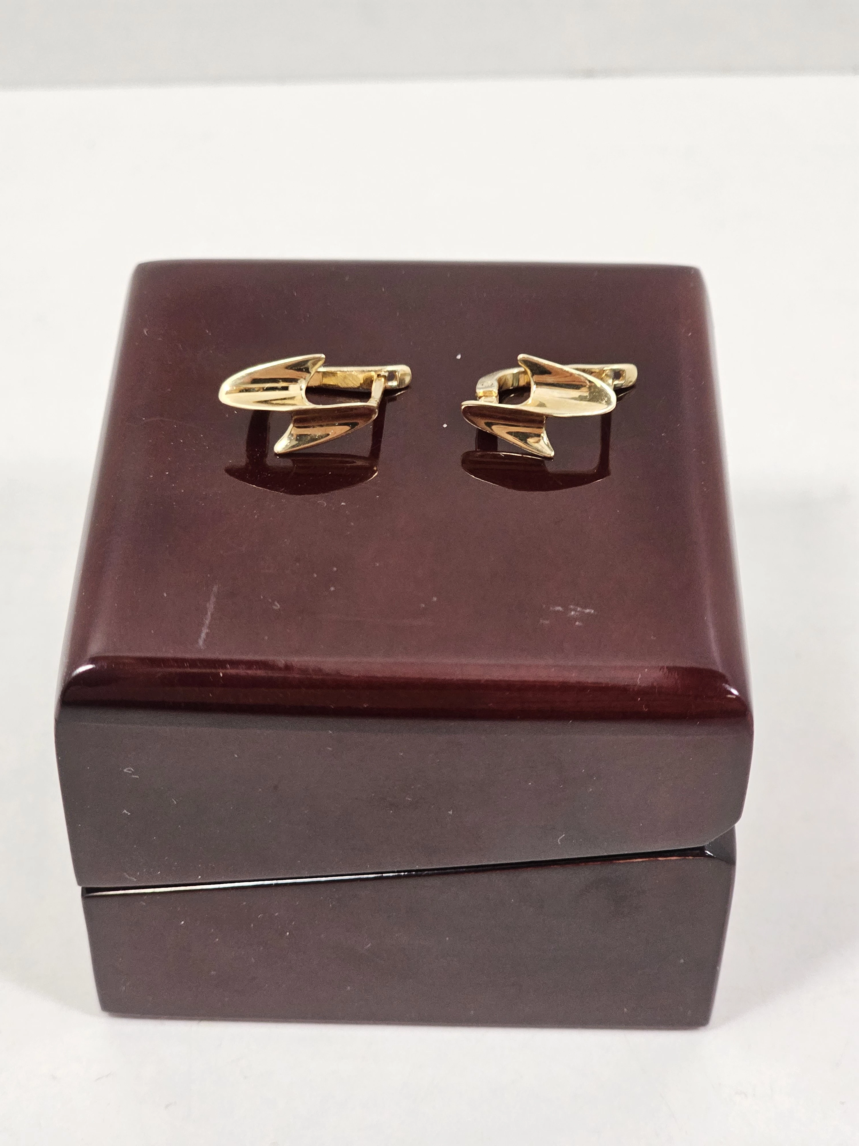 wyrob-jubilerski-uzywany-kolczyki-material-zloto